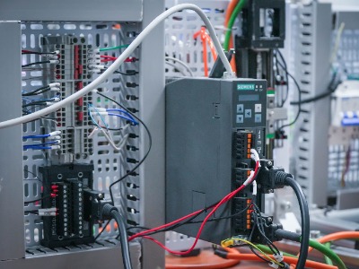 探秘 PLC 自动化控制系统：功能、架构、应用与优势